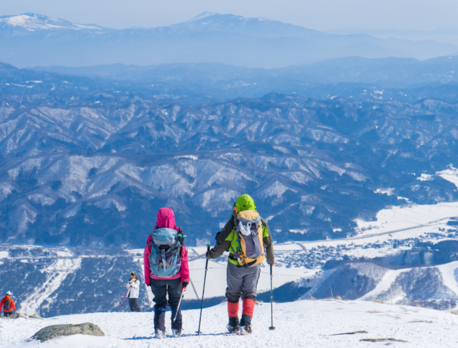 Wear colorful or darker ski suit combination